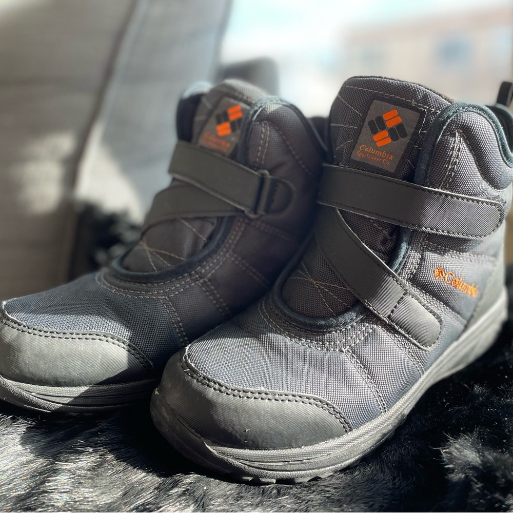 Boys Columbia snow boots size 6- great condition